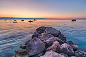 Fischerboote festgemacht an der Uferpromenade von Moscenicka Draga, Kvarner Bay, Opatija Riviera, Adria, Kroatien