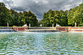München, Bayern, Deutschland. Die Große Kaskade in den Landschaftsgärten des Schlosses Nymphenburg mit den Figuren der Donau und der Isar
