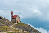 Lazfons, Chiusa, Bezirk Bozen, Südtirol, Italien, Europa. Die Wallfahrtskirche Latzfonser Kreuz