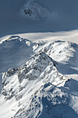 Ridanna, Bezirk Bozen, Südtirol, Italien, Europa. Mit einem Heißluftballon die Alpen überqueren. Blick vom Ballon auf das höchste Tierheim Südtirols, das Becherhaus