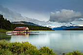 Maligne See und historisches Bootshaus im Jasper National Park, Alberta, Kanada