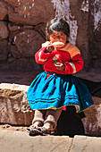 Menschen, die traditionelle Kostüme auf Isla Taquile auf der peruanischen Seite des Titicacasees, Peru, Südamerika tragen