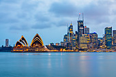 Sydney Opera House in der Abenddämmerung, Sydney, New South Wales, Australien