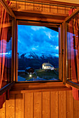 Abenddämmerung über Bettmeralp aus dem offenen Fenster des Chalets, Kanton Wallis, Schweiz