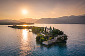 Luftaufnahme der Isola del Garda mit Villa Borghese auf der Westseite des Gardasees in der Nähe der Stadt Salò. Gardasee, Provinz Brescia, Lombardei, Italien.