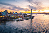 Ein Blick auf New York City und Brooklyn Bridge von der Manhattan Bridge. Manhattan, New York City, New York, USA.