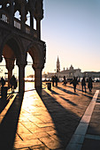 Sonnenaufgang am Markusplatz, mit San Giorgio Kirche im Hintergrund. Venedig, Venetien, Italien.