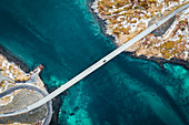 Hohe Winkelansicht von Fredvang-Brücken, Lofoten-Inseln, Nordland, Norwegen.