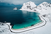 Erhöhte Ansicht von Haukland Strand, Lofoten Inseln, Nordland, Norwegen.