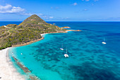 Luftaufnahme durch Drohne von Hermitage Bay und Pearns Point, Antigua, Antigua und Barbuda, Westindische Inseln, Karibik, Mittelamerika