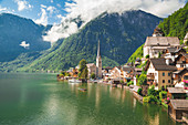 Halstatt, ein kleines Dorf in Südösterreich, an einem sonnigen Tag