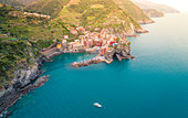 Luftaufnahme von Vernazza, Cinque Terre, Ligurien, Italien