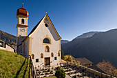 Italien, Trentino - Südtirol, Provinz Bozen, Dolomiten, Val Gardena, Kirche San Pietro.