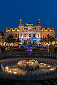 Principaute de Monaco, Place du Casino in der Abenddämmerung.