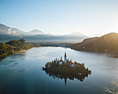 Luftaufnahme der Insel Bled mit Kirche Mariä Himmelfahrt im Morgengrauen, Bleder See, Oberes Krain, Slowenien