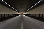 Blick in das leere Tunel da Ribeira, Porto, Portugal während der Corona-Virus-Krise