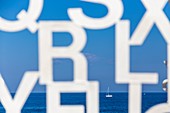 Frankreich, Alpes-Maritimes, Antibes, Terrasse der Bastion Saint-Jaume im Hafen Vauban, die transparente Skulptur &quot,Nomadundquot;, geschaffen vom spanischen Bildhauer Jaume Plensa, die Büste aus Buchstaben