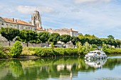 France, Charente Maritime, Saintonge, Saintes, Saint Pierre cathedral and Charente river banks