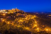 Frankreich, Vaucluse, regionales Naturschutzgebiet von Lubéron, Gordes, zertifizierte die schönsten Dörfer Frankreichs, das auf einem Felsvorsprung thront