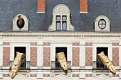 Frankreich, Loir et Cher, Loiretal, von der UNESCO zum Weltkulturerbe erklärt, Blois, das Maison de la Magie Robert Houdin (Haus der Magie von Robert Houdin), Köpfe von Drachen an der Fassade des Hauses