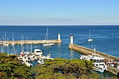 Frankreich, Morbihan, Belle Ile en Mer, Leuchttürme markieren die Einfahrt in den Hafen
