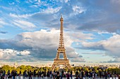 Frankreich, Paris, Gebiet, das von der UNESCO zum Weltkulturerbe erklärt wurde, Trocadéro Square oder Parvis of the Human Rights mit dem Eiffelturm