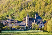 Frankreich, Aveyron, Sainte Eulalie d'Olt, zertifizierten die schönsten Dörfer Frankreichs, das Schloss der Kuriere aus dem 15. Jahrhundert