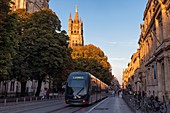 Frankreich, Gironde, Bordeaux, von der UNESCO zum Weltkulturerbe gehörendes Gebiet, Straßenbahn vor dem Pey-Berland-Turm