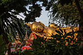Buddhastatue bei Pha Tat Luang Stupa in Vientiane, Laos
