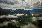 Aussicht auf Karstlandschaft von Vang Vieng, Laos, Asien