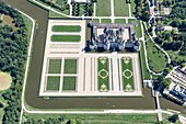 Frankreich, Loir et Cher, Loiretal, von der UNESCO zum Weltkulturerbe erklärt, Chambord, das Schloss und der Garten (Luftaufnahme)