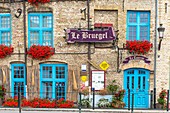 Frankreich, Nord, Bergues, Marché aux Fromages Platz, Le Bruegel Restaurant ist eine flämische Taverne in einem Gebäude aus dem Jahr 1597, eines der ältesten Häuser in Bergues