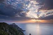 Frankreich, Corse du Sud, Golf von Porto, von der UNESCO zum Weltkulturerbe erklärt, Sonnenuntergang am Golf von Porto und Capo Rosso