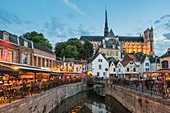 Frankreich, Somme, Amiens, Place du Don, Kathedrale Notre-Dame in der Abenddämmerung, Juwel der gotischen Kunst, von der UNESCO zum Weltkulturerbe erklärt