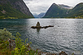 Blick auf den Kjösnesfjorden bei Sunde, Sogn og Fjordane, Norwegen, Europa 