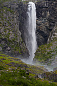 Wasserfall Krunefossen im Kjenndal, Sogn og Fjordane, Norwegen, Europa