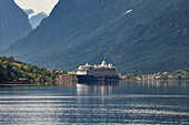 Kreuzfahrtschiff Mein Schiff bei Olden auf dem Innvikfjord, Sogn og Fjordane, Norwegen, Europa