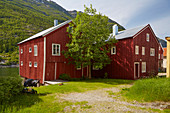 Holzhäuser am Vefsnfjord in Mosjoen, Nordland, Norwegen, Europa