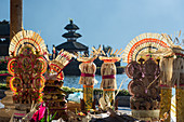 Opfergaben an die hinduistischen Götter im Tempelkomplex des Bratan, Bali, Indonesien, Südostasien, Asien
