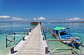 Inselromantik am Landungssteg von Kanawa nahe Komodo, Insel Flores, Sundainseln, Südostasien, Asien