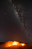 Glühendes Lava und Milchstraße am Vulkan Gunung Bromo, Insel Java, Indonesien, Südostasien, Asien