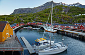Rorbuer in Nusfjord, Sonnenuntergang, Flakstadoeya, Lofoten, Nordland, Norwegen, Europa