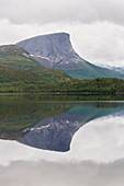 Krakmotinden is reflected in Fjerdevatnet zum, Nordland, Norway, Europe