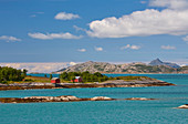 Inselchen bei Jektvik im Vaerangfjorden, Roedoey, Nordland, Norwegen, Europa
