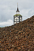 Kirchturm und Halde in der Bergbaustadt Roeros, UNESCO Welterbe, Soer-Troendelag, Norwegen, Europa
