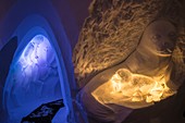 Frankreich, Savoie, Tarentaise-Tal, Vanoise-Massiv, Skigebiet Arcs 2000, Robbe im Schnee und sein Baby in einem Eisblock geschnitzt, ein mongolischer Rentierzüchter im Hintergrund, Skulpturengalerie des Dorf-Iglus, während der Wintersaison 2017- 2018
