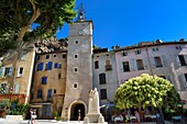 Frankreich, Var, Provence Verte, Cotignac, Place de la Mairie und der Glockenturm