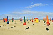 Frankreich, Calvados, Pays d'Auge, Deauville, der Strand und seine Strand-Unbrellas