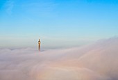 Frankreich, Paris, Paris, Gebiet, das von der UNESCO zum Weltkulturerbe erklärt wurde, der Eiffelturm über dem Nebel (Luftaufnahme)