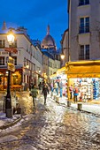 France, Paris, Montmartre, rue Norvins et la Sacre Coeur, snowfalls on 07/02/2018